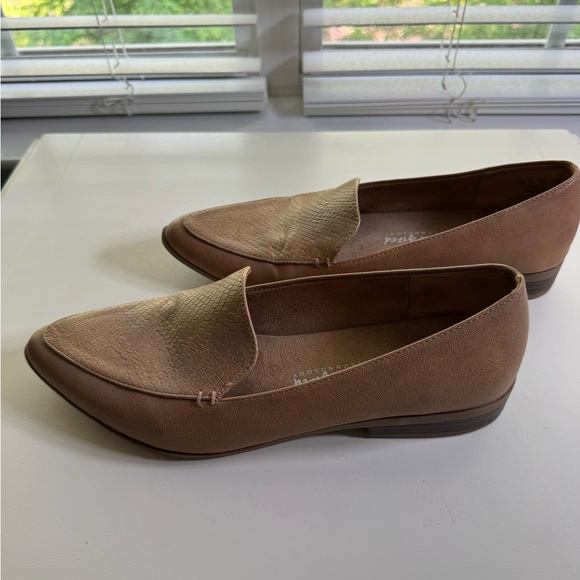 Dr. Scholls pointed toe flats. Great condition.  Size 8 1/2. Tan color - Picture 4 of 7